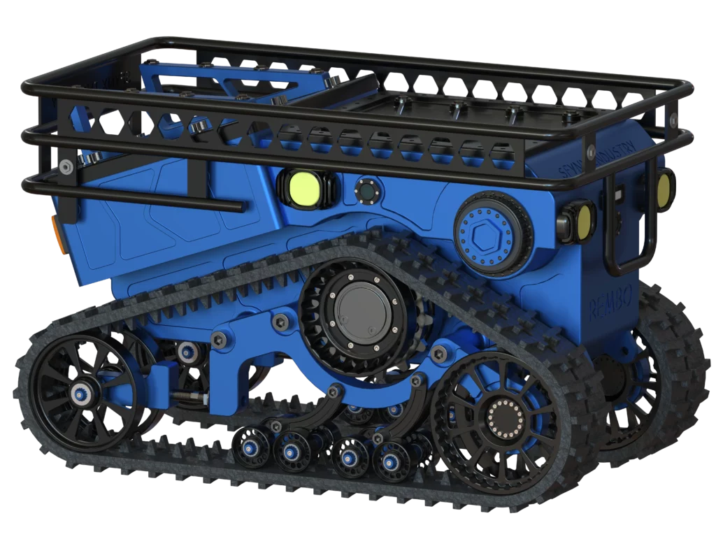 Rendu 3D du robot Rembo de Sfynx Industry présenté en vue latérale. Le robot bleu est équipé de chenilles épaisses montées sur plusieurs galets et roues motrices. Sa structure est protégée par une armature noire et une plateforme supérieure de transport. Des phares circulaires jaunes sont intégrés à l’avant et sur les côtés pour l’éclairage.