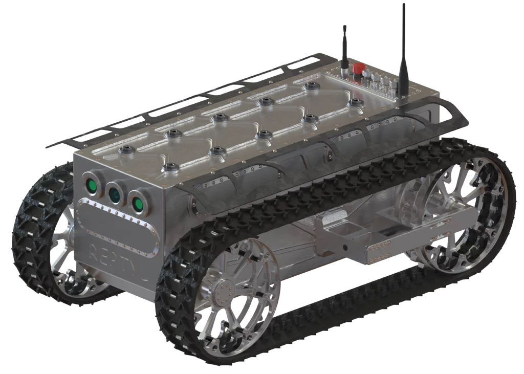 Rendu 3D du robot Reptyl Xtrem développé par Sfynx Industry, conçu en alliage de titane. Ce modèle tout-terrain à chenilles présente un châssis métallique argenté à la finition brossée, avec des roues ajourées et des chenilles renforcées noires. Trois capteurs frontaux sont intégrés à la coque avant gravée « REPTYL », tandis que la partie supérieure expose une structure rivetée et des antennes de communication. Ce robot allie résistance mécanique et mobilité, idéal pour les environnements extrêmes ou industriels hostiles.